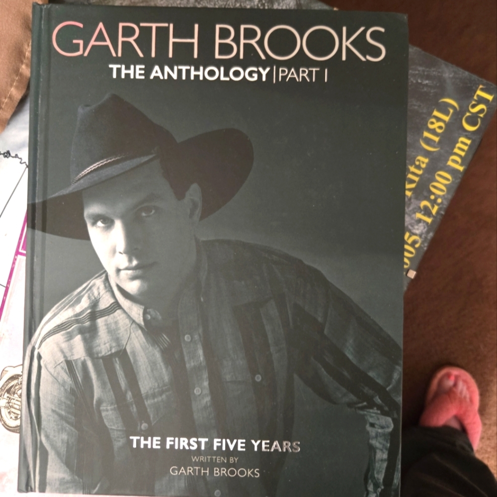 🌞GARTH BROOKS HARD COVER BOOK